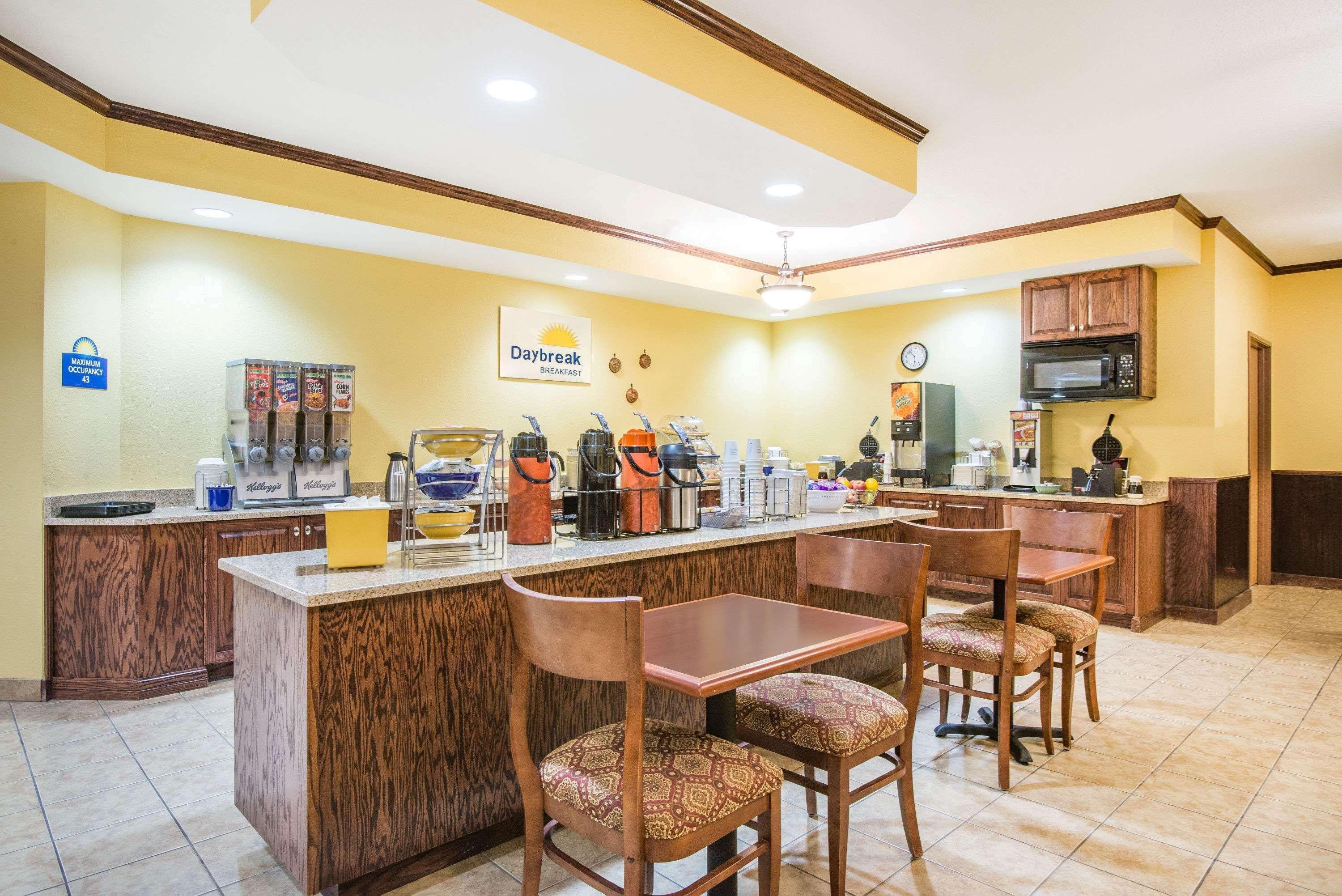 Days Inn By Wyndham Ellis Dış mekan fotoğraf
